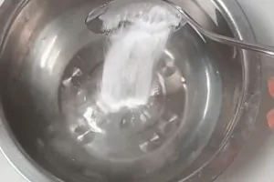 Andalkan 2 bahan dapur, trik menghilangkan bau tak sedap di ketiak baju ini auto bersih dalam 5 menit