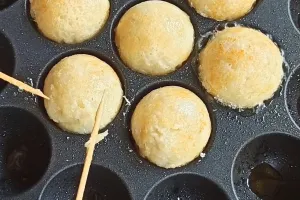 Mudah untuk pemula, begini cara bikin takoyaki agar hasilnya bulat sempurna dan garing di luar