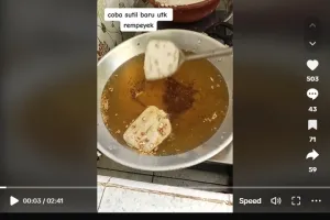 Tak perlu pakai cetakan khusus, ini trik goreng peyek agar hasilnya semakin tipis dan renyah