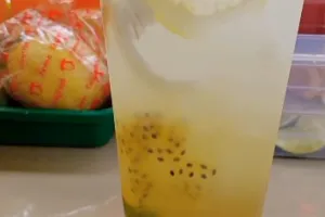 Pedagang minuman ini bagikan trik bikin es kuwut, tetap manis dan segar meski tanpa timun