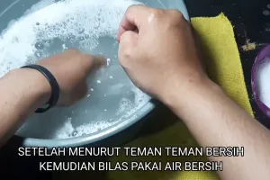 Tanpa disikat, ini cara cuci tali sepatu dekil dan kusam agar putih lagi pakai tambahan 1 bahan dapur