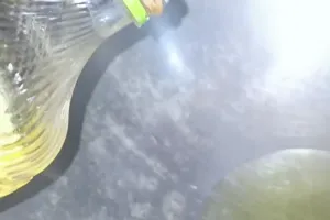 Trik menuang minyak goreng dari botol supaya tidak luber dan mudah tumpah, cukup pakai 1 alat ini