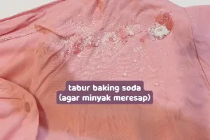 Bukan direndam air panas, ini cara hilangkan noda minyak di baju cukup pakai 2 bahan dapur