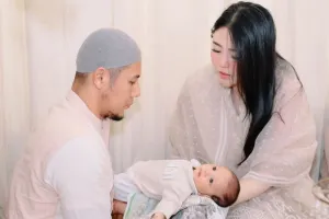 9 Momen akikah anak pertama Via Vallen dan Chevra Yolandi, paras sang putra tak lagi disembunyikan