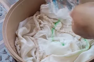 Tanpa pemutih, ini cara cuci mukena lusuh dan kusam agar bersih lagi pakai 1 bahan dapur