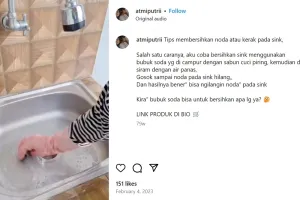 Cara bersihkan kerak menguning di wastafel cuci piring ini aman tanpa bekas, cukup pakai 2 bahan dapur