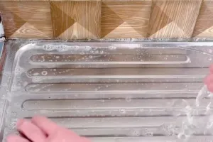 Cara bersihkan kerak menguning di wastafel cuci piring ini aman tanpa bekas, cukup pakai 2 bahan dapur