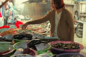 Santai jalan di pasar meski tanah becek, 7 bahan makanan ini dibeli Indah Permatasari