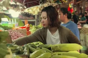 Santai jalan di pasar meski tanah becek, 7 bahan makanan ini dibeli Indah Permatasari