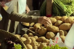 Santai jalan di pasar meski tanah becek, 7 bahan makanan ini dibeli Indah Permatasari