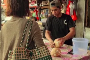 Santai jalan di pasar meski tanah becek, 7 bahan makanan ini dibeli Indah Permatasari