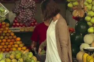 Santai jalan di pasar meski tanah becek, 7 bahan makanan ini dibeli Indah Permatasari