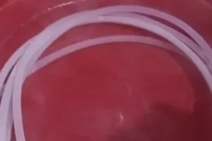 Tanpa direndam sitrun, ini trik bersihkan selang pompa galon cuma andalkan 1 bahan sederhana