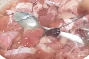 Tanpa dimarinasi baking soda, emak-emak ini punya trik mengempukkan daging dengan 1 alat dapur