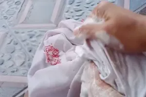 Tak perlu detergen, trik cuci baju putih usai terkena tumpahan kuah soto ini ampuh pakai 3 bahan dapur