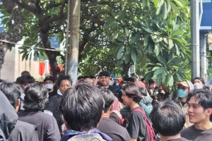 Kawal putusan MK, begini momen 9 seleb ikut aksi di depan gedung DPR