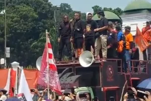 Kawal putusan MK, begini momen 9 seleb ikut aksi di depan gedung DPR