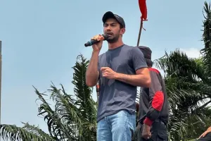 Kawal putusan MK, begini momen 9 seleb ikut aksi di depan gedung DPR