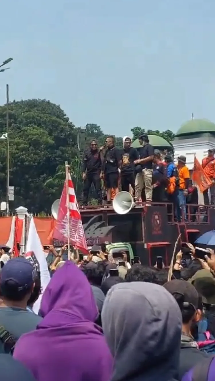 Kawal putusan MK, begini momen 9 seleb ikut aksi di depan gedung DPR