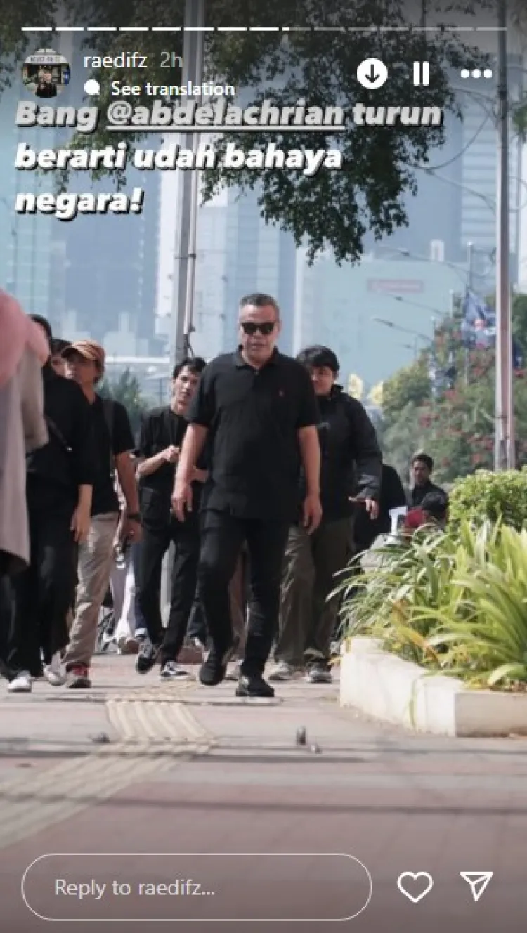 Kawal putusan MK, begini momen 9 seleb ikut aksi di depan gedung DPR