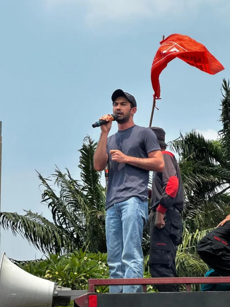 Kawal putusan MK, begini momen 9 seleb ikut aksi di depan gedung DPR