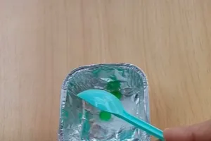 Trik bersihkan perhiasan emas yang menghitam, ampuh bikin kinclong lagi cuma pakai 2 bahan dapur