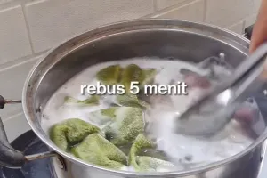 Tanpa disikat, cara mencuci lap dapur hitam dan berminyak ini auto kesat lagi dalam 5 menit