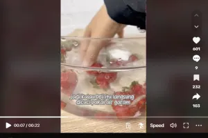Bukan dimasukkan freezer, ini cara simpan stroberi agar tak busuk sampai 5 hari pakai 1 alat sederhana