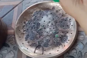 Cara hilangkan kerak gosong menghitam di saringan panci, auto bersih lagi dalam 15 menit