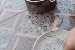 Cara hilangkan kerak gosong menghitam di saringan panci, auto bersih lagi dalam 15 menit