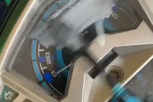 Tanpa diolesi oli, ini trik hilangkan noda kusam dan retak di speedometer motor pakai 1 bahan dapur