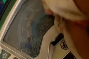 Tanpa diolesi oli, ini trik hilangkan noda kusam dan retak di speedometer motor pakai 1 bahan dapur