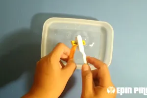 Jangan dibuang, ini trik bersihkan pisau cukur agar karat hilang dan lebih tajam pakai 1 bahan dapur