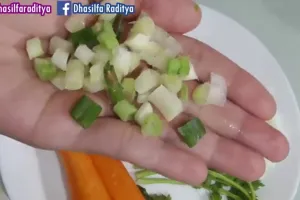 Tetap hijau 1,5 bulan, ini trik simpan daun bawang agar tak busuk, layu, dan aromanya awet segar