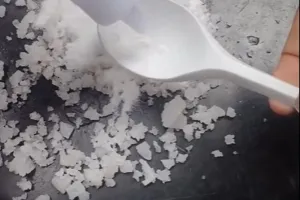 Tanpa disikat dan direndam pemutih, ini trik hilangkan bintik jamur di guling supaya warna tak luntur