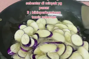 Cukup pakai 1 bumbu dapur, ini trik menumis terong agar warnanya tetap ungu dan tak menghitam