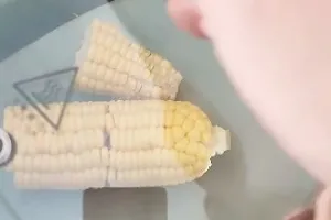 Tanpa saringan, dandang, dan panci khusus, ini trik mengukus makanan cuma pakai 1 alat makan