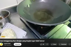 Bukan ditaburi tepung, ini trik goreng ikan agar bentuknya utuh dan tidak lengket