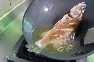 Bukan ditaburi tepung, ini trik goreng ikan agar bentuknya utuh dan tidak lengket