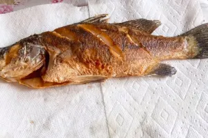 Bukan ditaburi tepung, ini trik goreng ikan agar bentuknya utuh dan tidak lengket