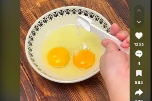 Trik bikin telur dadar lauk nasi kuning jadi lebih tebal dan kenyal, cuma tambah 1 bahan makanan