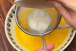 Trik bikin telur dadar lauk nasi kuning jadi lebih tebal dan kenyal, cuma tambah 1 bahan makanan