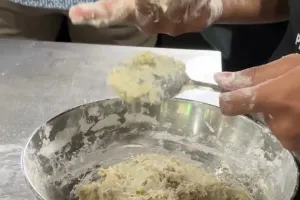 Cara mengatasi adonan dimsum yang lengket dan sulit dicetak, cukup tambah 2 bahan ini