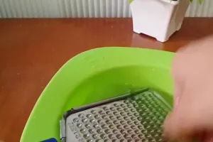 Jadi nggak mudah karatan, trik bersihkan parutan keju ini bikin noda cepat luntur tanpa disikat