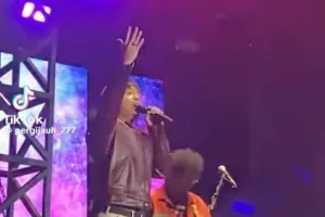 9 Potret detik-detik Rian D'Masiv nyaris kena semburan api saat manggung, mata kirinya sampai perih