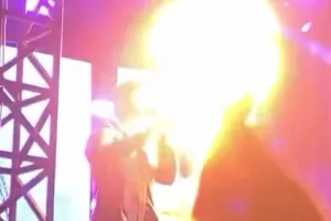 9 Potret detik-detik Rian D'Masiv nyaris kena semburan api saat manggung, mata kirinya sampai perih