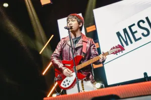 9 Potret detik-detik Rian D'Masiv nyaris kena semburan api saat manggung, mata kirinya sampai perih