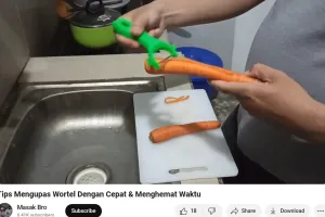 Cuma butuh 30 detik, ini trik cepat mengupas wortel menggunakan peeler agar hasilnya mulus