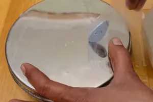 Bukan diolesi minyak kayu putih, trik hilangkan stiker di wadah makan ini bersih tak tinggalkan bekas