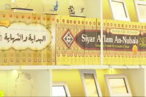 8 Potret ruang tamu Ustaz Dennis Lim ini bernuansa bak di perpustakaan